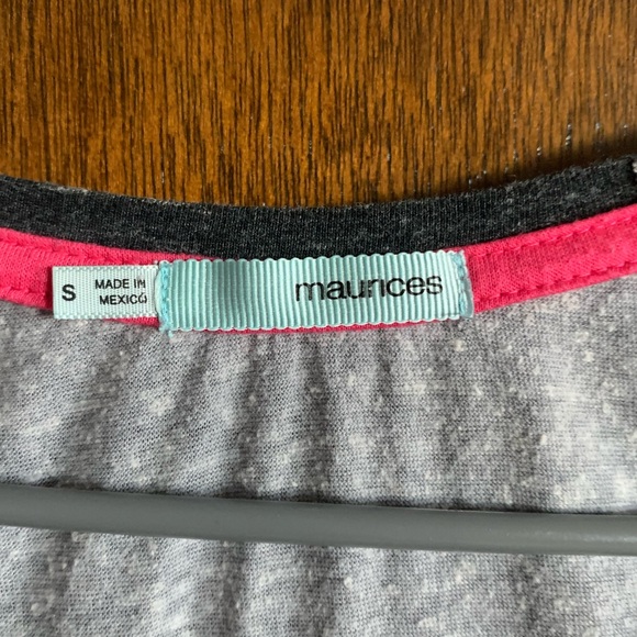 Short sleeve shirt made by Maurices size small feather print on front - Picture 2 of 4